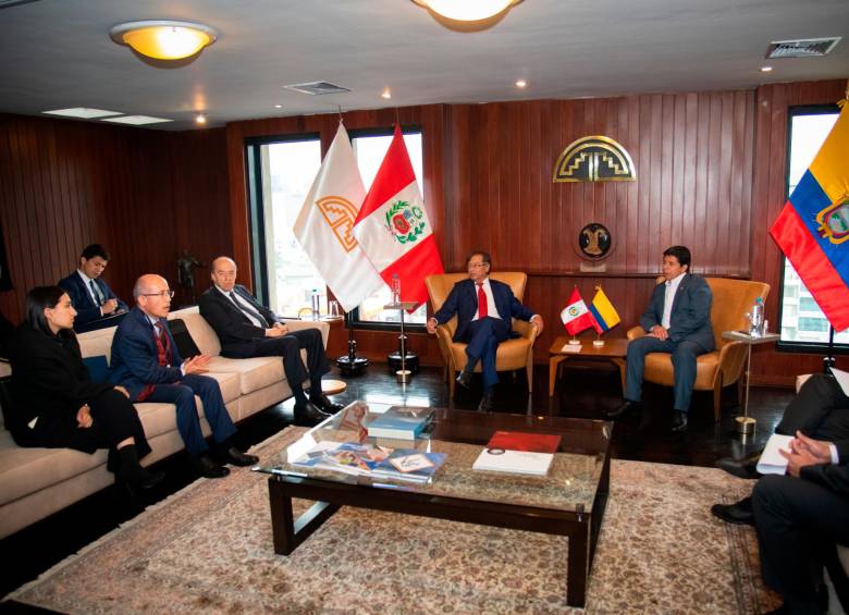 Los presidentes de Colombia, Gustavo Petro, y de Perú, Pedro Castillo, se reunieron este lunes en Lima. FOTO: Presidencia