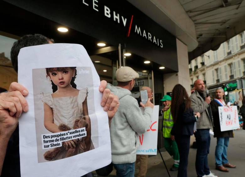 Clientes de BHV Marais en Francia protestaron contra la llegada de Shein a la lujosa tienda. FOTO tomada de X