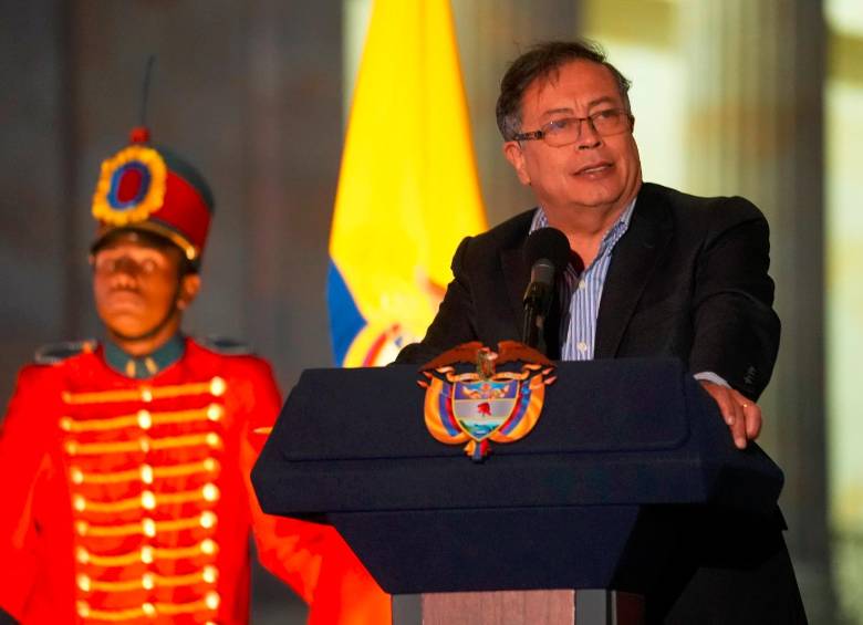 El presidente, Gustavo Petro, recibió en su despacho la visita de un hombre que estaba armado. FOTO: Cortesía Presidencia