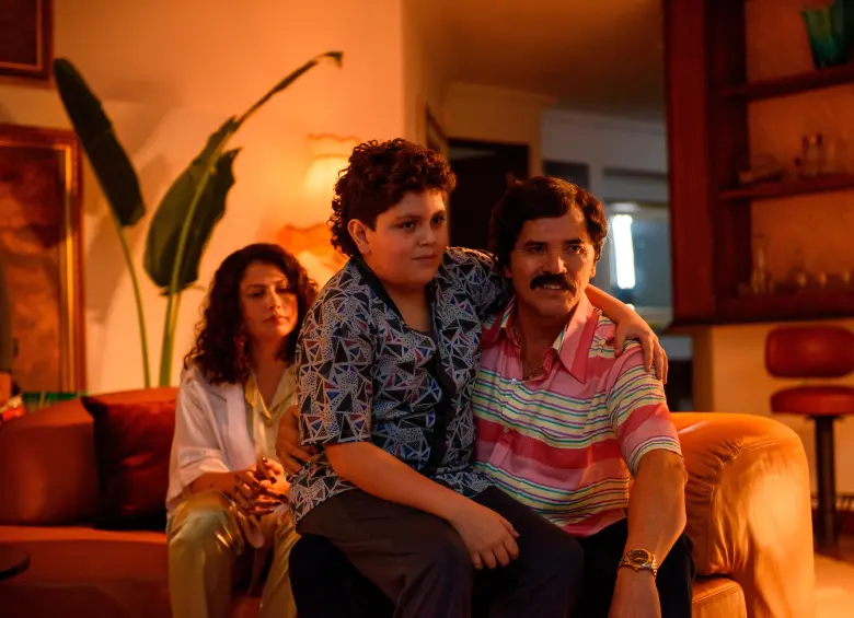 John Leguizamo, a la derecha, interpretando a Pablo Escobar en una nueva serie. FOTO Cortesía Disney+