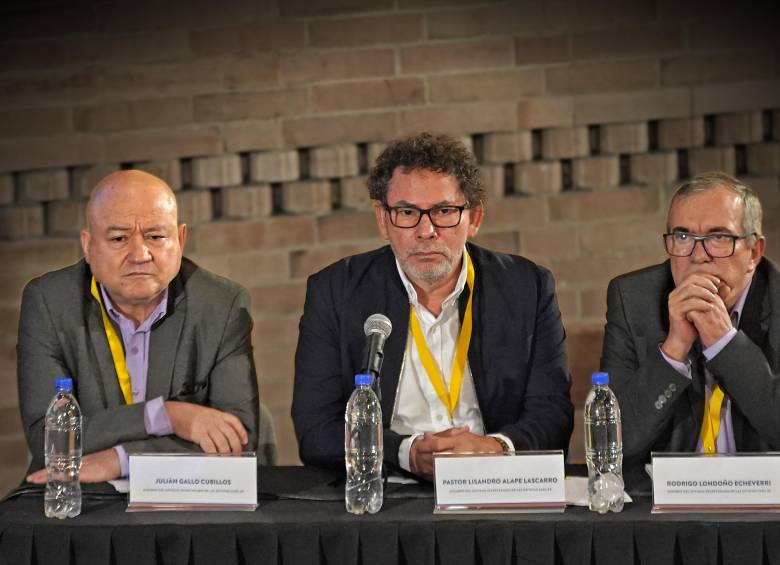 De acuerdo con el informe de la Contraloría, los activos entregados no llegan al 10% de lo prometido por la extinta Farc. En la imagen, Julián Gallo, Pastor Alape y Rodrigo Londoño, integrantes del secretariado de las Farc firmantes del acuerdo de paz. Foto: Colprensa-Sergio Acero
