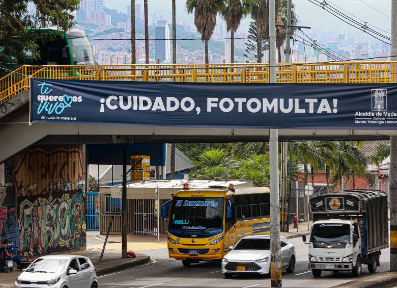 Las cámaras de fotodetecciones han generado confusiones por sus sanciones. La Agencia Nacional de Seguridad Vial reguló casi todos los temas, menos las sanciones por semáforo. FOTO MANUEL SALDARRIAGA