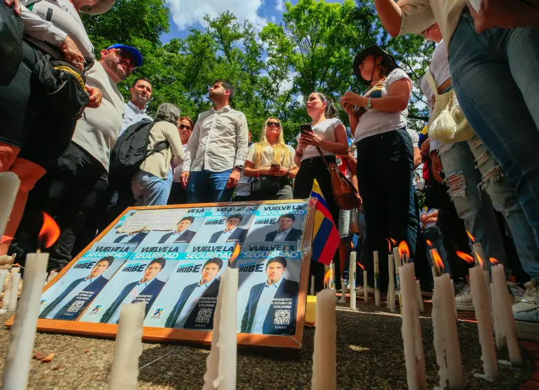 Desde el pasado 8 de junio, se han realizado varias concentraciones en Medellín en apoyo a la salud del senador Miguel Uribe, víctima de un atentado. En la imagen, concentración realizada en el parque de El Poblado. FOTO: Camilo Suárez Echeverry