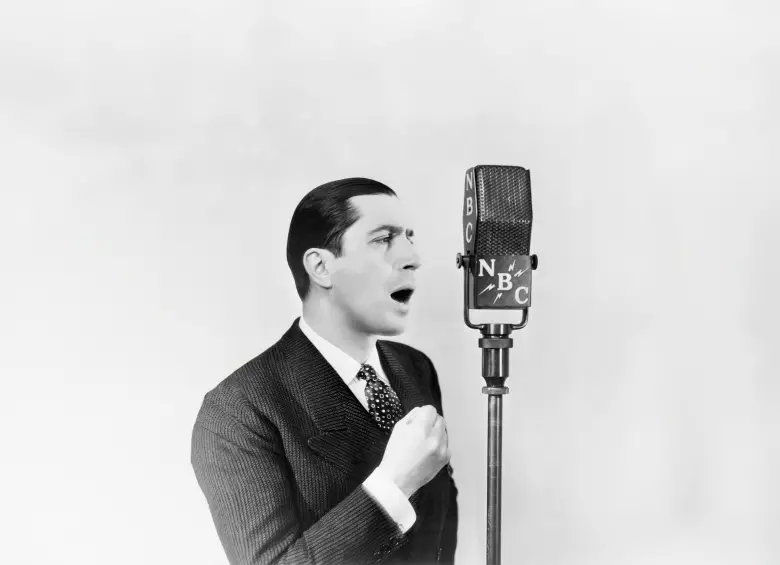 El cantante argentino Carlos Gardel canta en un programa de radio del sistema NBC en 1934. FOTO Getty