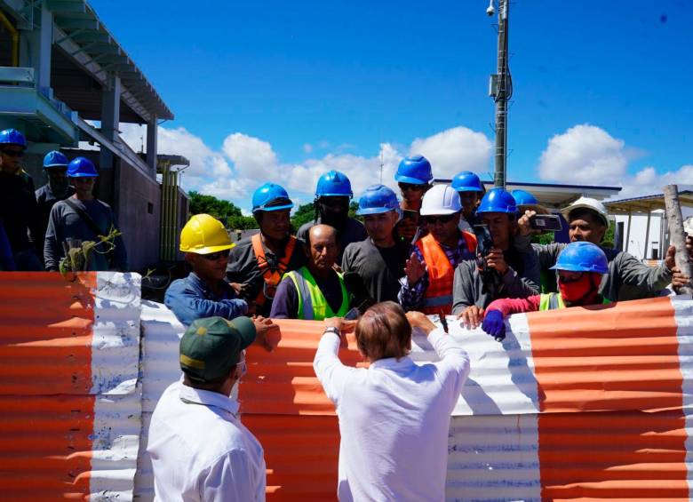 Trabajadores del área de la construcción recibieron a Rodolfo Hernández. FOTO; CORTESÍA LIGA DE GOBERNANTES ANTICORRUPCIÓN