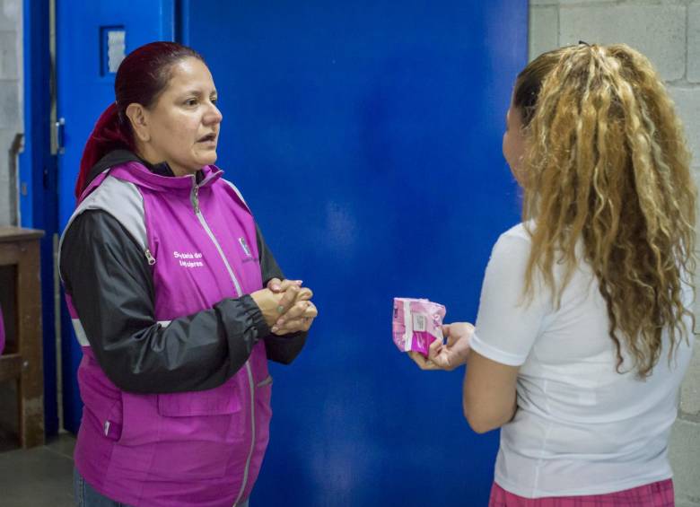 Funcionaria de la Secretaría de las Mujeres hace entrega de insumos para gestionar la menstruación en Medellín. FOTO: Cortesía