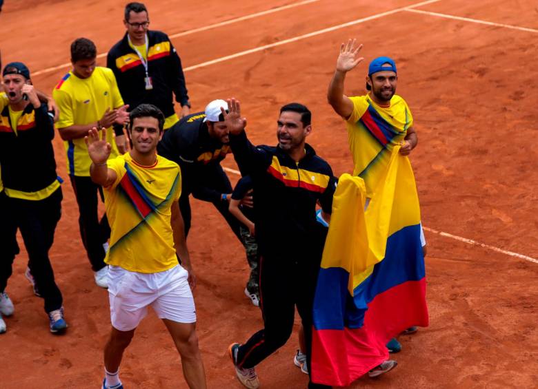 El equipo colombiano festejó con la afición el triunfo en la serie de la Copa Davis frente a Turquía. FOTO Ministerio del deporte