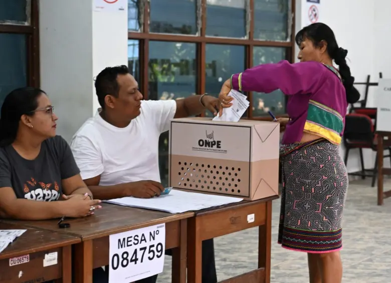 Los peruanos tendrán las urnas abiertas hasta las 6:00 p. m. hora local. Foto: AFP