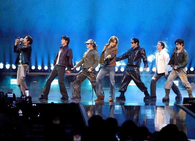 BTS, la banda surcoreana integrada por RM, Jin, SUGA, j-hope, Jimin, V y Jung Kook, se presenta hoy y mañana en El Campín, en Bogotá, dentro de su gira mundial Arirang. FOTO: Getty