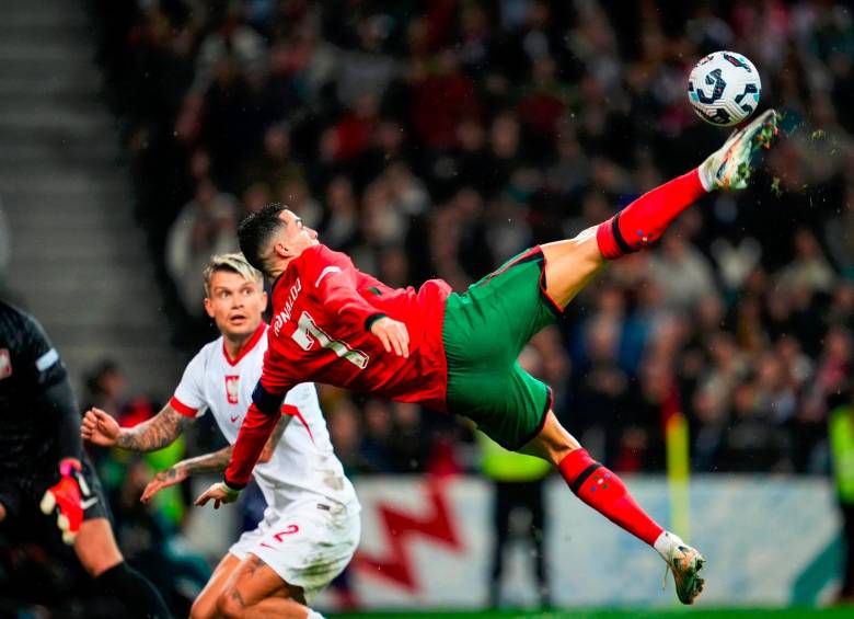 Esta es la acrobática acción de Cristiano Ronaldo, con la que logró su doblete ante Polonia. FOTO @Cristiano