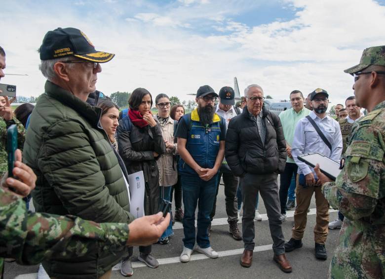 Durante la visita de los delegados del gobierno indicaron que desde el ministerio de Agricultura llevan oferta para que los campesinos dejen de sembrar coca y la reemplacen por otros cultivos. FOTO: CORTESÍA MINISTERIO DE DEFENSA. 