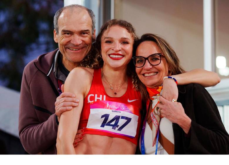 Martina Weil celebró junto a sus padres, Ximena Restrepo y Gert Weil, después de batir el récord de los 400 metros que su madre había establecido hace 32 años. FOTO: X-PANAMSPORTS