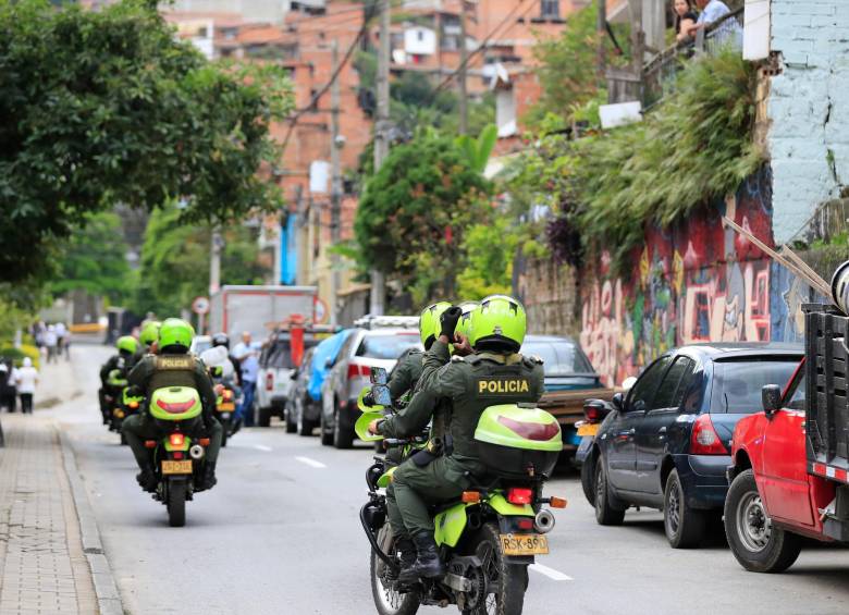 En el barrio La Sierra de Medellín los comerciantes han sido víctimas del paro armado decretado por el Clan del Golfo. FOTO: JAIME PÉREZ MUNÉVAR.