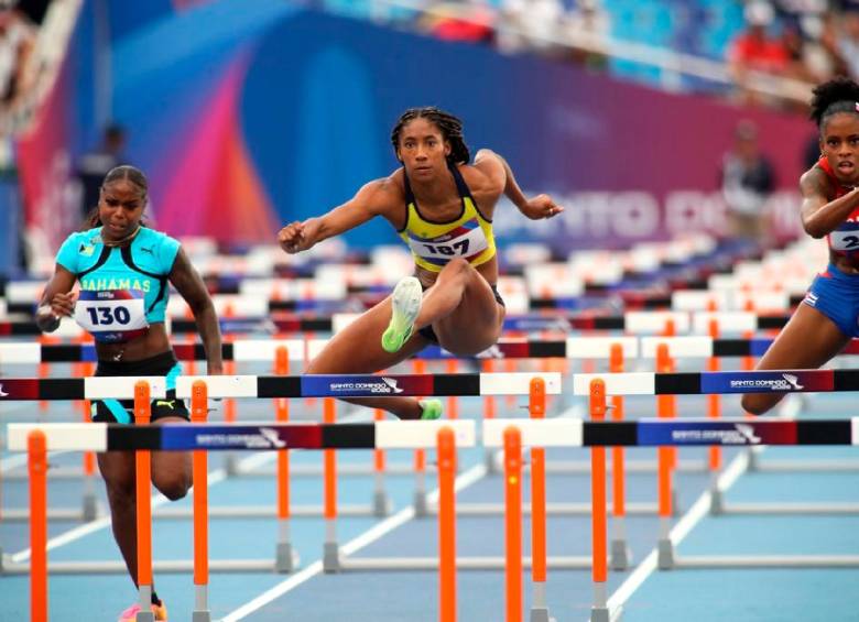 María Fernanda Murillo (centro), campeona centroamericana de los 100 metros vallas, sigue ampliando sus horizontes en el atletismo colombiano. FOTO: CORTESÍA JUEGOS CENTROAMERICANOS SANTO DOMINGO