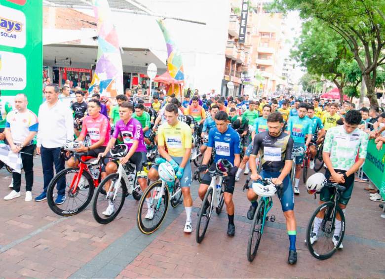 Los corredores de la Vuelta hicieron una pausa competitiva. La sexta etapa no se disputó debido a la contingencia que se vive por el sismo. La caravana se trasladó a Jericó. FOTO: CORTESÍA FEDECICLISMO