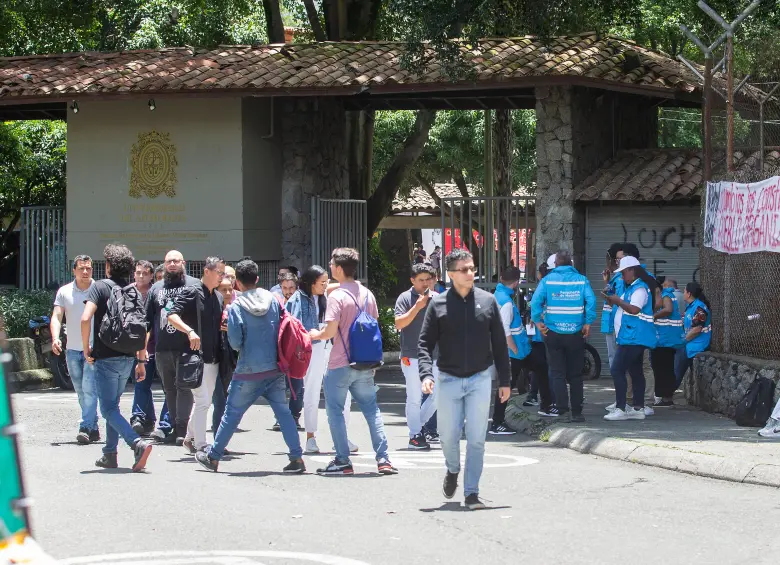 La calle Barranquilla tuvo que ser cerrada debido a protestas en la Universidad de Antioquia. Imagen de referencia. FOTO: Esneyder Gutiérrez