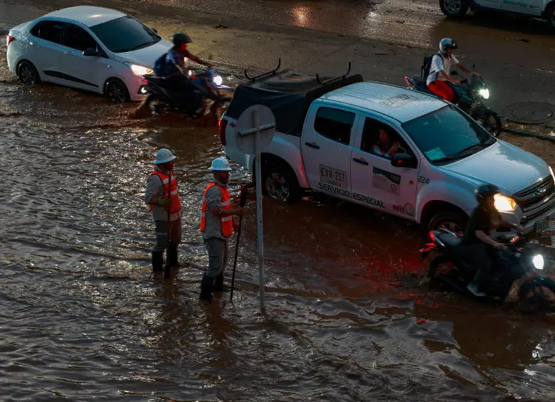 Las fuertes lluvias provocaron el miércoles pasado graves inundaciones en la comuna 14 (El Poblado), principalmente entre las calles 10 y 30. Estas se ocasionaron por el desbordamiento de la quebrada La Presidenta. FOTO: MANUEL SALDARRIAGA