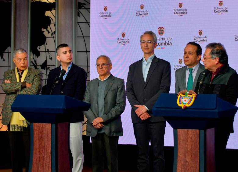 (De izq. a der.) César Ferrari, superfinanciero; Jonathan Malagón, presidente de Asobancaria; Ricardo Bonilla, minhacienda; Mario Pardo, presidente de BBVA; Alexánder López, director del DNP, y el presidente Gustavo Petro. FOTO Cortesía Presidencia de la República