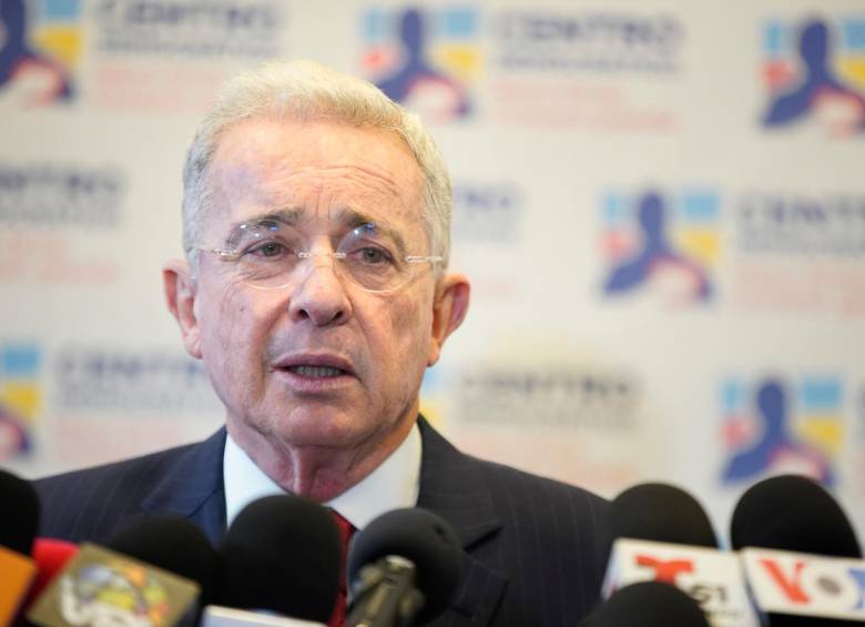 El expresidente Álvaro Uribe expuso varios ejemplos de presos que liberó para que fueran gestores de paz y que, según él, no dieron resultados. FOTO: COLPRENSA
