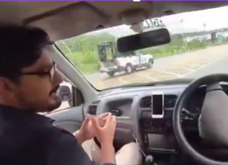 El prototipo de vehículo operado de manera remota terminó chocando contra una patrulla durante una demostración tecnológica en Islamabad, Pakistán. FOTO: Captura de pantalla. 