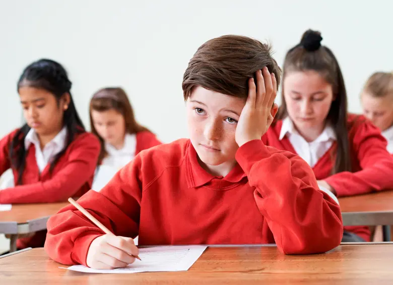 El aumento del estrés y la ansiedad en las aulas está afectando la concentración, la motivación y el bienestar emocional de miles de estudiantes en Colombia, según UNICEF y especialistas en salud mental escolar. FOTO Depositphotos