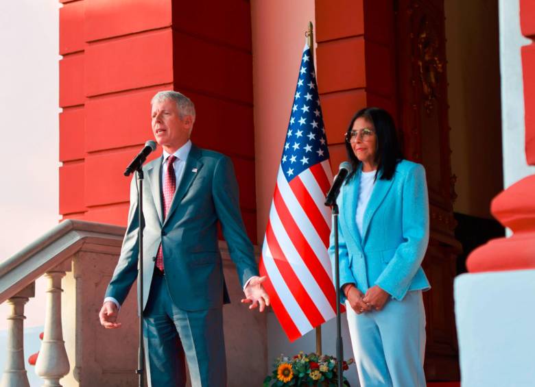 El secretario de Energía de Estados Unidos, Chris Wright; y la presidenta encargada de Venezuela, Delcy Rodríguez. FOTO: Gobierno de Venezuela