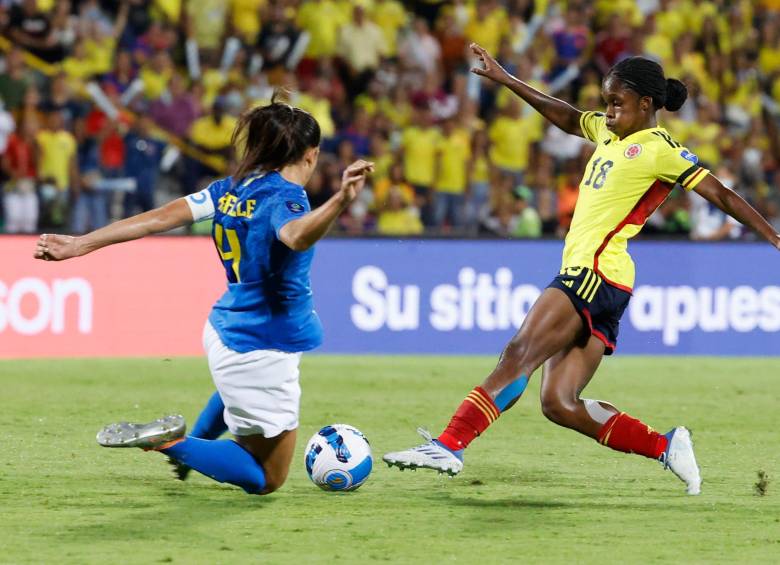 En la imagen aparece la defensora brasileña Rafaelle enfrentando a la delantera colombiana Linda Caicedo, ambas entraron en las preferencias de los consultados para el once ideal. FOTO efe