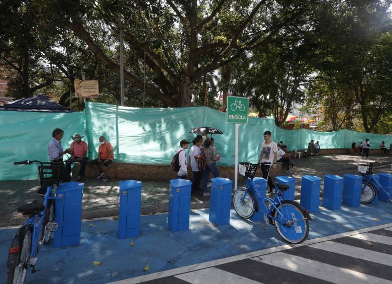 Los barboseños aprovechan cualquier resquicio que haya quedado sin cubrir para poderse sentar en el Parque. FOTO: Jaime Pérez.