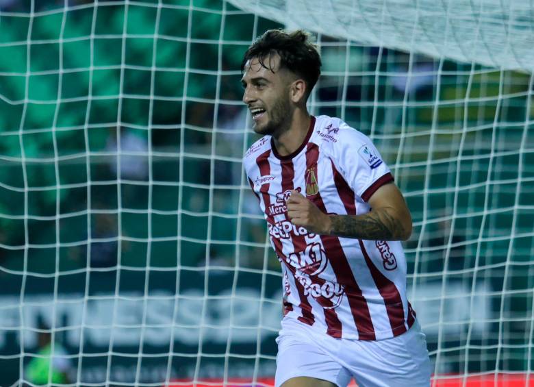 El delantero uruguayo Facundo Boné marcó el gol que abrió el camino para el triunfo 0-2 del Tolima sobre el Deportivo Cali en Palmaseca. FOTO: TOMADA DEL X DE @cdtolima