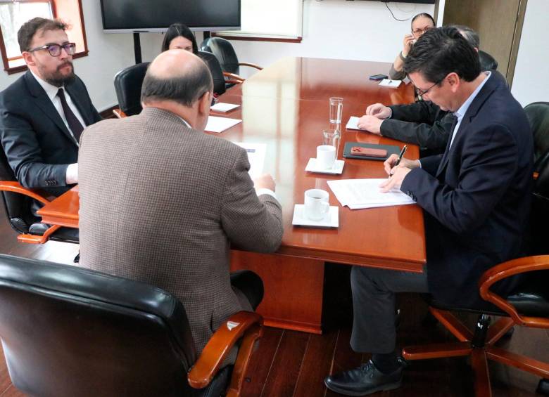 El Gobierno Nacional y la Federación Nacional de Cafeteros prorrogaron por cinco meses los contratos del Fondo Nacional del Café y del Fondo de Estabilización de Precios del Café mientras se negocia un nuevo acuerdo. FOTO tomada de X