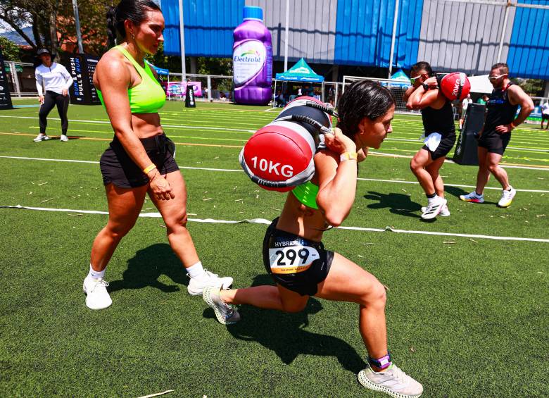 El evento, realizado en la Unidad Deportiva de Belén, reunió a más de 930 atletas provenientes de distintas regiones de Colombia, quienes se enfrentaron a un exigente circuito que mezcla ejercicios funcionales con tramos de carrera, en un formato híbrido que está revolucionando el entrenamiento a nivel global. Foto: Manuel Saldarriaga Quintero.