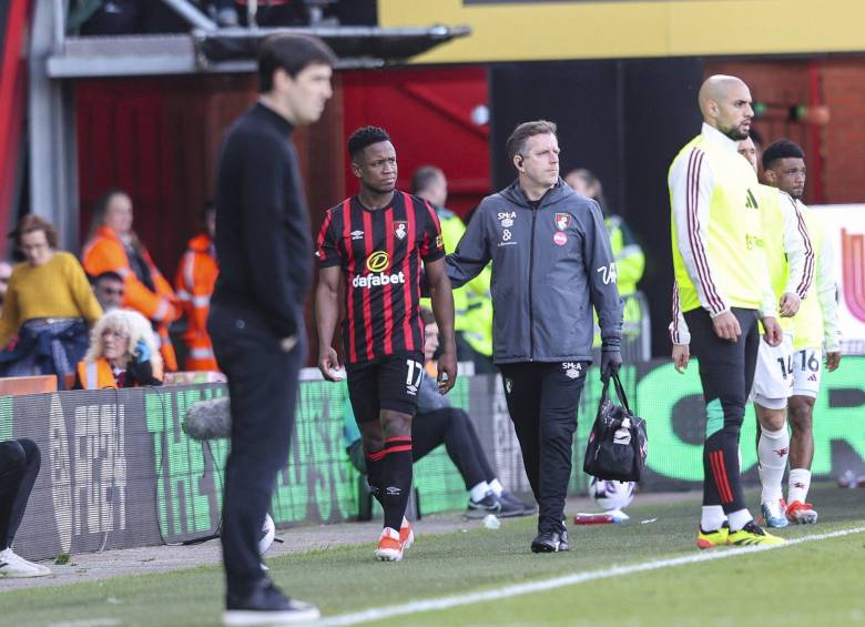 Luis Sinisterra saliendo del campo de juego en medio del partido con Bournemouth. FOTO: REDES SOCIALES 