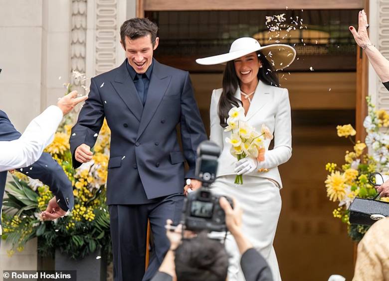 Dua Lipa lució un vestido blanco acompañado de un sombrero diseñado por la prestigiosa casa de moda Schiaparelli. Por su parte, Callum Turner vistió un elegante traje azul oscuro durante la ceremonia. Foto: Tomada de redes sociales