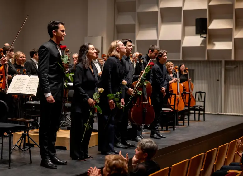 José Guillermo Toro (primero de izq a der) comenzó su carrera musical en la Red de Escuelas de Música de Medellín. Ahora se forma en Europa. FOTO cortesía.