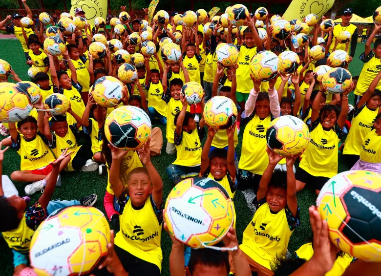 Un centenar de niños y jóvenes de la comunidad Embera Katío disfrutaron de la jornada este miércoles en Dabeiba. FOTO MANUEL SALDARRIAGASiga leyendo: Cali femenino es finalista de la Copa Libertadores: ahora espera rival entre Corinthians y Ferroviária