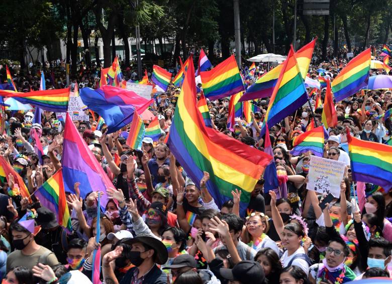 Participantes de la marcha en el Ángel de la Independencia en Ciudad de México. FOTO Getty