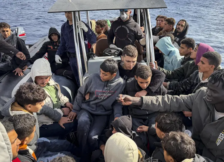 Residentes locales colaboran con la Guardia Costera griega en su operación de rescate, navegan hacia la costa sur de la isla de Creta, el 18 de noviembre de 2025, a bordo de una lancha neumática con migrantes rescatados en alta mar mientras intentaban cruzar el Mediterráneo. FOTO AFP