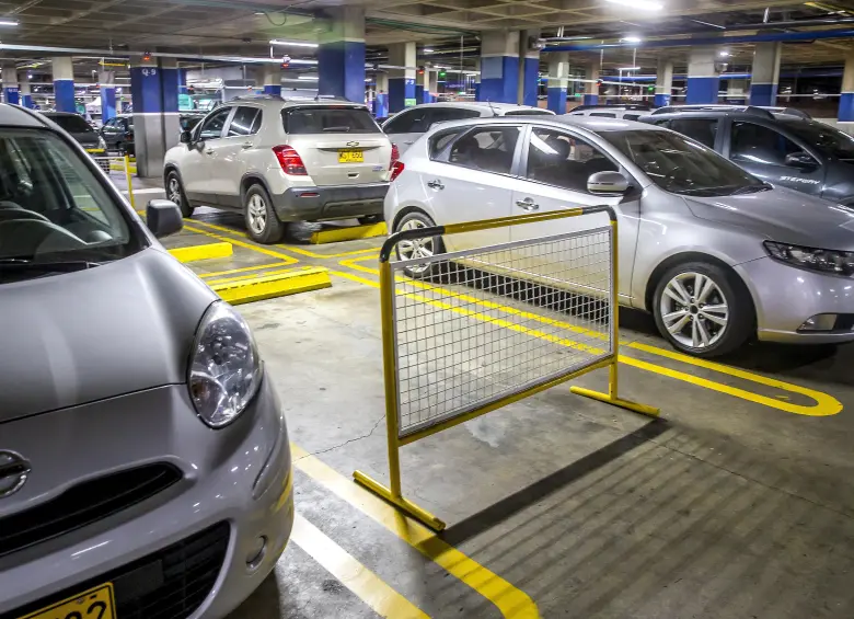 En los parqueaderos de los centros comerciales algunos delincuentes aprovechan para hacer algunos daños a los autos con un fin engañoso. Foto: Juan Antonio Sánchez Ocampo
