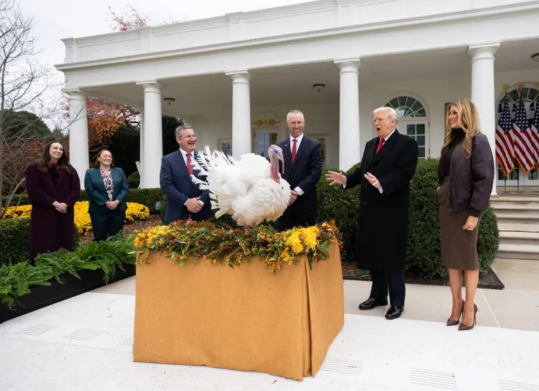 El presidente Donald Trump durante la tradicional ceremonia de indulto a un pavo por el día de Acción de Gracias en Estados Unidos. FOTO: CASA BLANCA