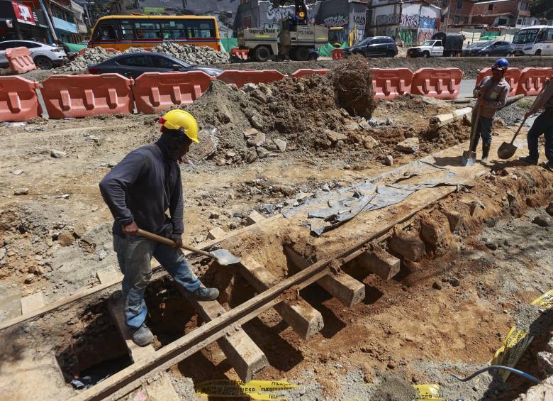 Encontraron vieja carrilera del ferrocarril en obras del intercambio de Mayorca. Foto: Manuel Saldarriaga Quintero