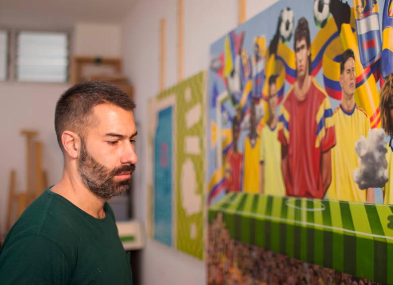 El pintor colombiano Esteban Ocampo presenta su obra en Samsung Art Store, fusionando arte, fútbol y tecnología en una propuesta que resalta la identidad nacional. FOTO Colprensa