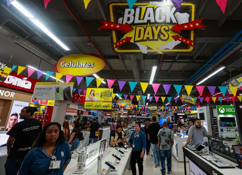 Las tarjetas de crédito mantienen su protagonismo como el medio de pago preferido para aprovechar los descuentos del Black Friday. FOTO Manuel Saldarriaga