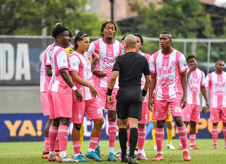 Envigado jugará el 2026 en la segunda división luego de 18 años de haber sufrido su primer y único descenso en la historia. Foto: Colprensa