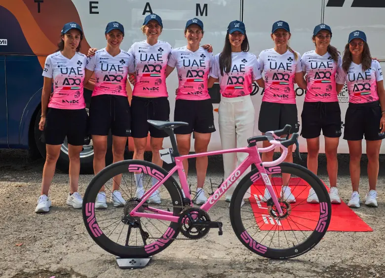 Melissa (quinta de izquierda a derecha) y el UAE Team ADQ comienzan a ganar reconocimiento en el ciclismo femenino. FOTO CORTESÍA