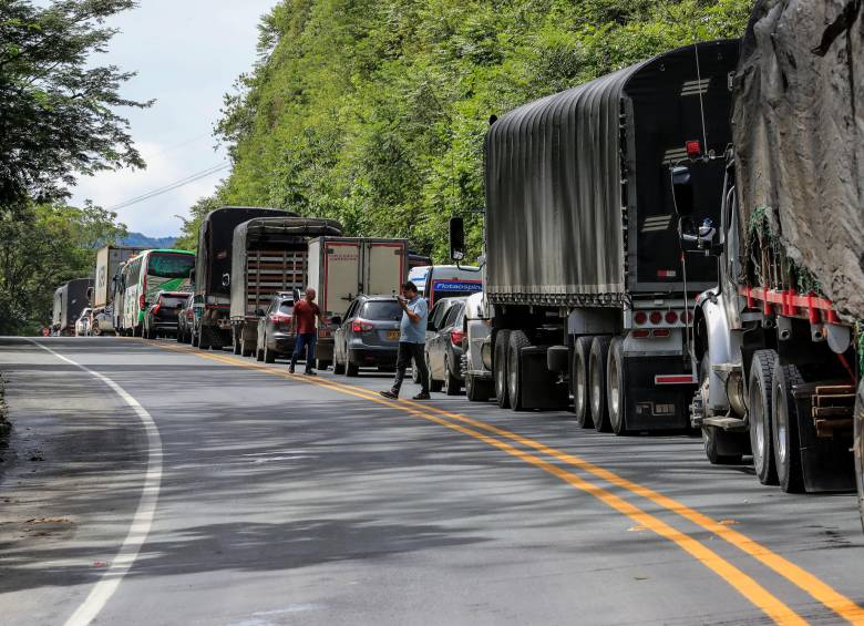 El presidente Gustavo Petro le dijo a los transportadores de carga que no incrementará el precio del diésel hasta junio de 2023. FOTO: Jaime Pérez