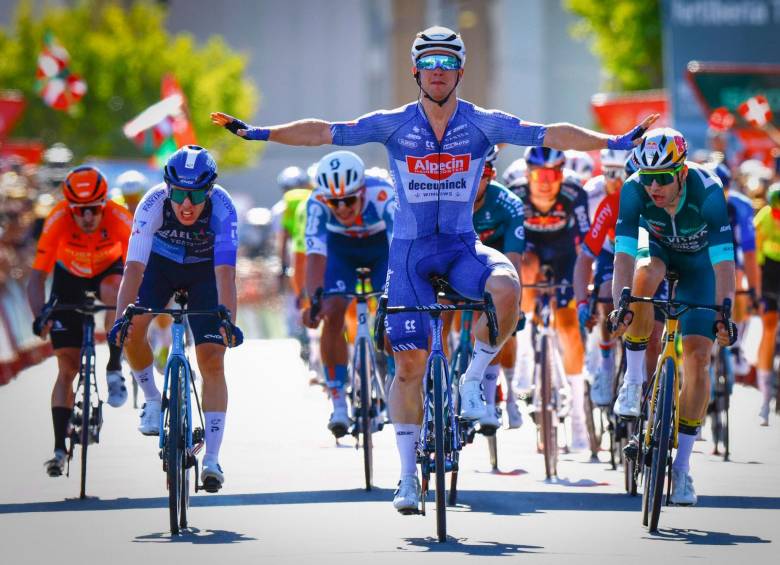 Kaden Groves celebrando su victoria en la etapa 2 de la Vuelta a España. FOTO @AlpecinDCK