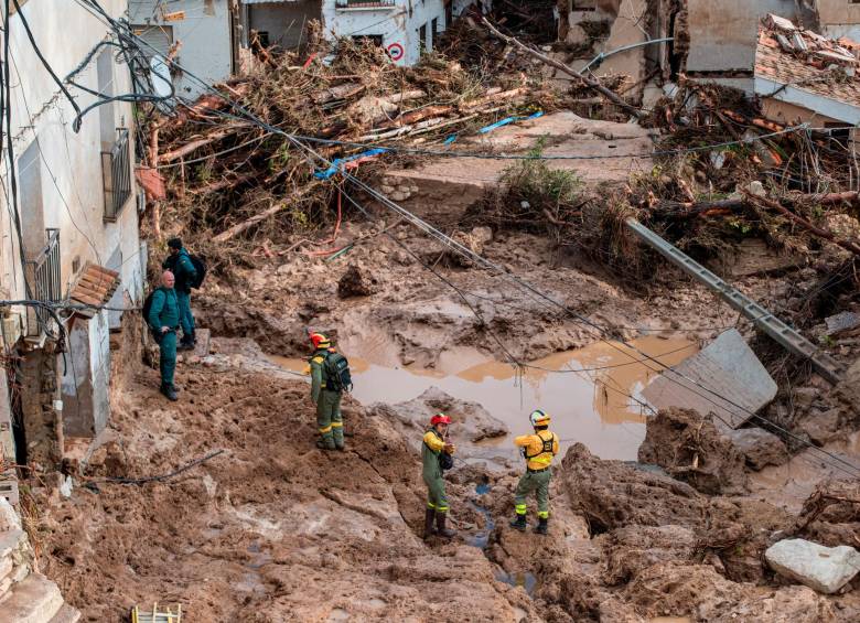 Tras las lluvias y las inundaciones que alcanzaron alturas nunca antes registradas, las vías y espacios públicos de la región quedaron colmados de barro. FOTO: Europa Press