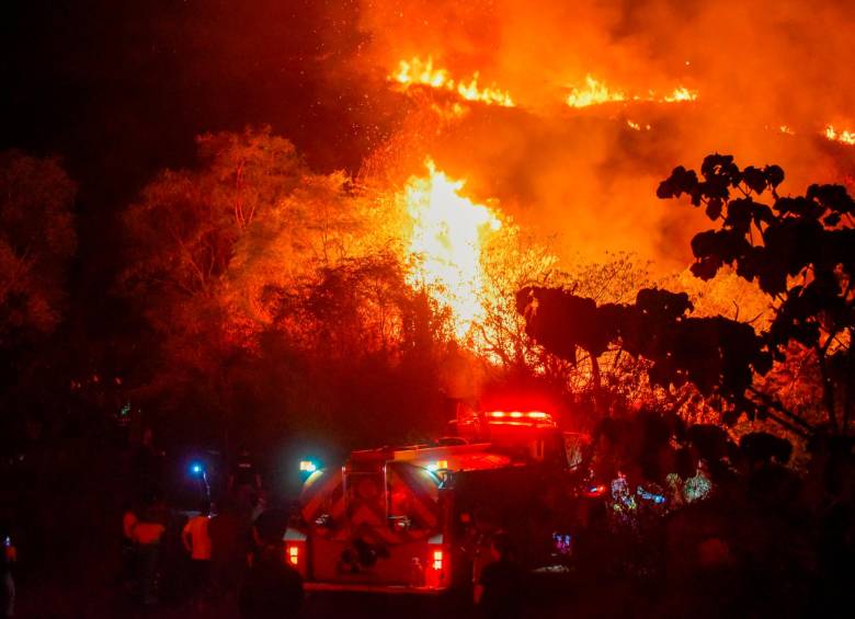 El incendio inició en la mañana del jueves en el municipio de Jumbo, Valle del Cauca, y se propagó hasta la madrugada, alcanzando la zona norte de Cali. FOTO GETTY