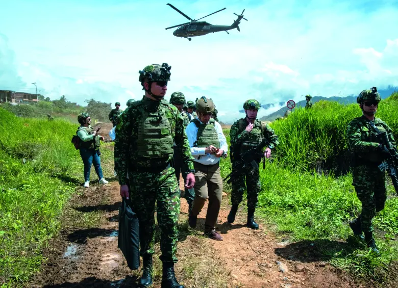 Uniformados del Ejército en medio de un operativo. Foto: AFP