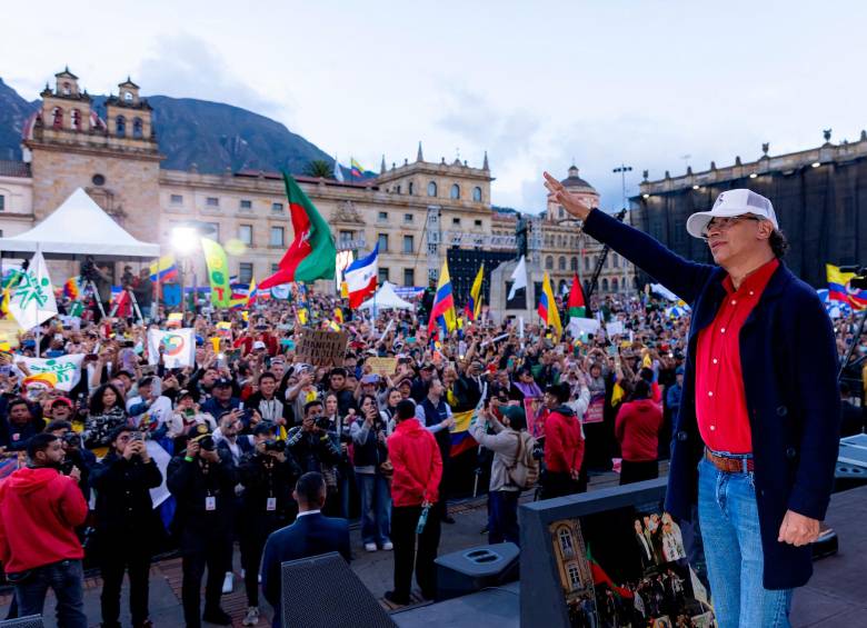 Ante sus seguidores, Petro aseguró: “El día que yo salga quiero tener esta plaza llena. Ahí nos toca hacer un compromiso porque para tener esta plaza llena yo tengo que estar alegre saliendo de allá”. 